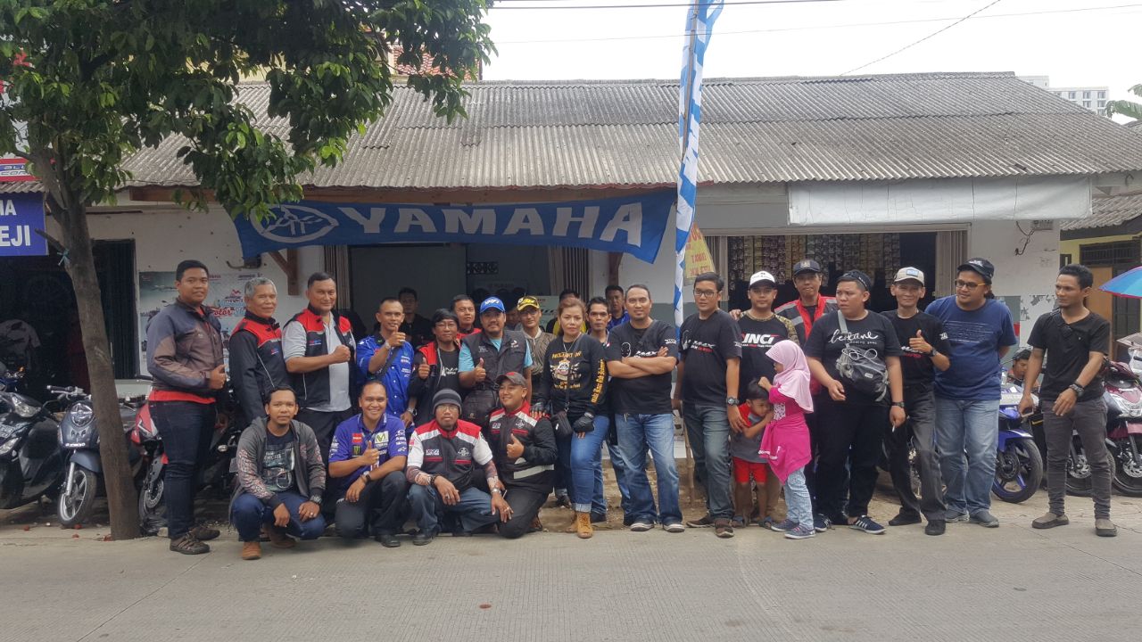 Sejumlah perwakilan komunitas motor Yamaha hadir pada acara soft launching opening Yamaha Harapan Motor di Beji Depok. 