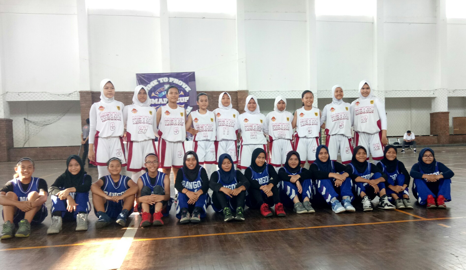 Tim Putri SMP Negeri 3 Cibinong (berdiri) dan Tim SMP Negeri 2 Depok (duduk) foto sebelum pertandingan. 