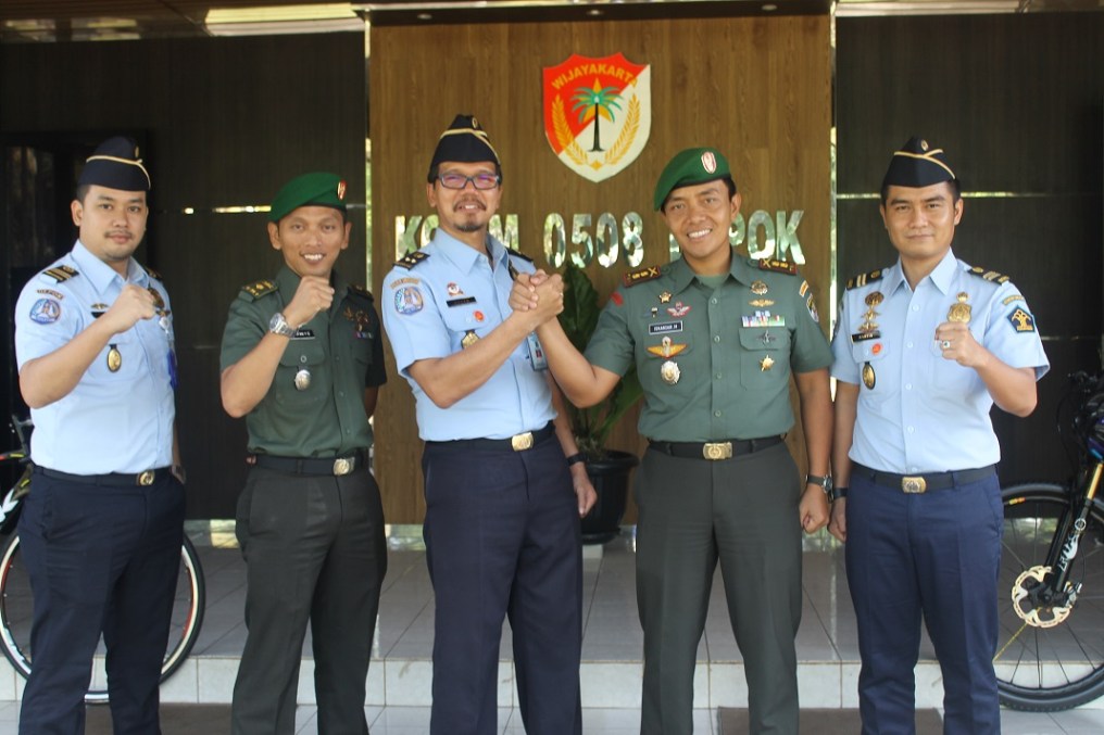 Kepala Imigrasi Kelas II Kota Depok Dadan Gunawan melakukan salam komando dengan Dandim 0508/Depok, Letkol Iskandarmanto.