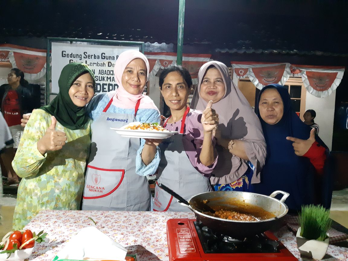 Warga Perumahan Griya Lembah Depok mengadakan lomba memasak untuk memeriahkan perayaan Hari Kartini.