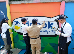 Walikota Depok melihat salah satu dinding Jalan Juanda yang dicat indah.