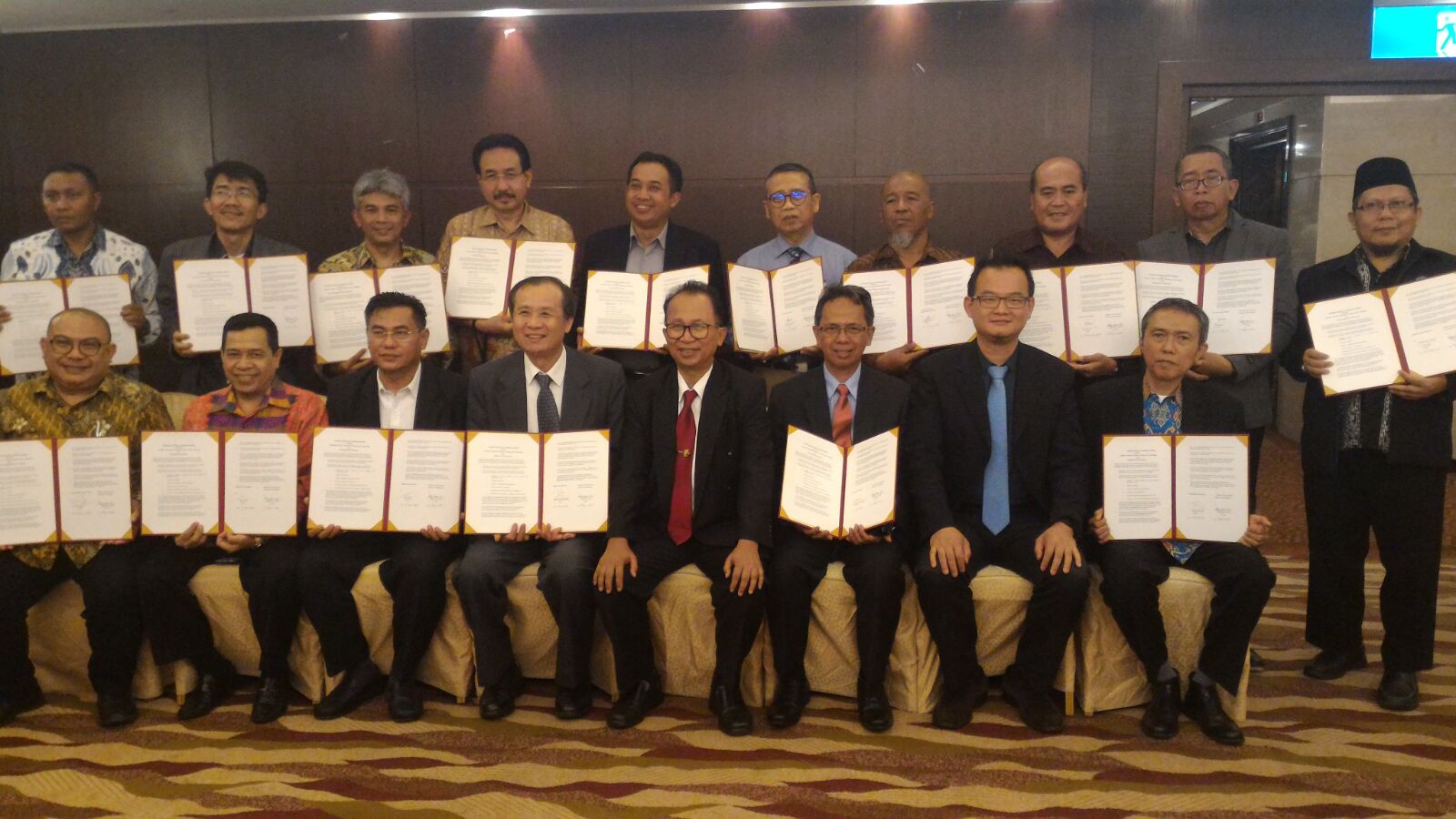 Pimpinan 15 Politeknik Negeri Indonesia menunjukan naskah kerjasama yang ditandatangani pimpinan STUST. 