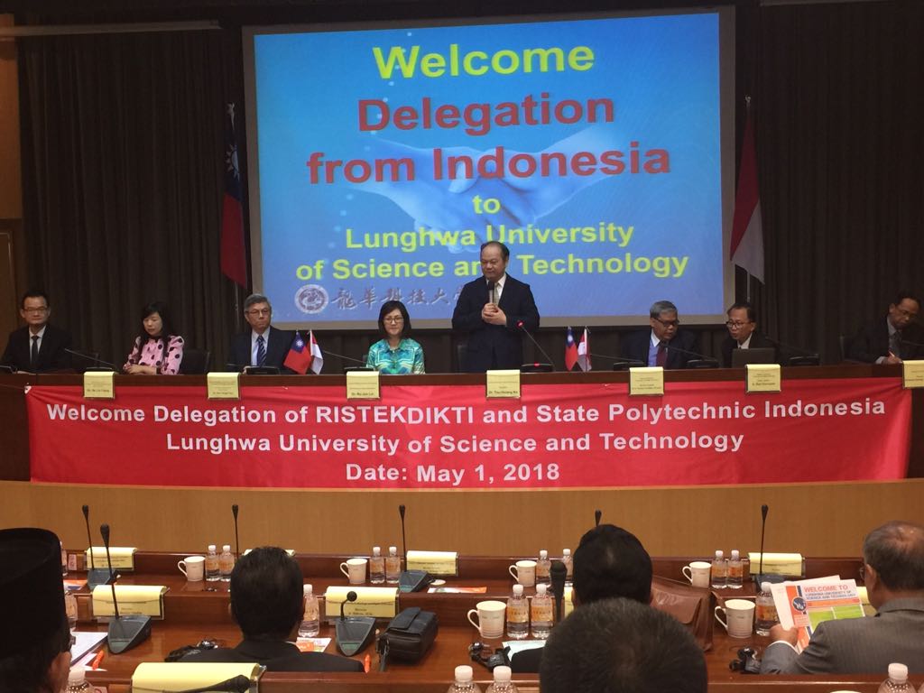 Delegasi Politeknik Negeri Indonesia ketika bertemu dengan Lunghwa University of Science an Technology dipimpin Dirjen Kelembagaan Iptek Dikti Kemenristekdikti,  Dr. Patdomo. 