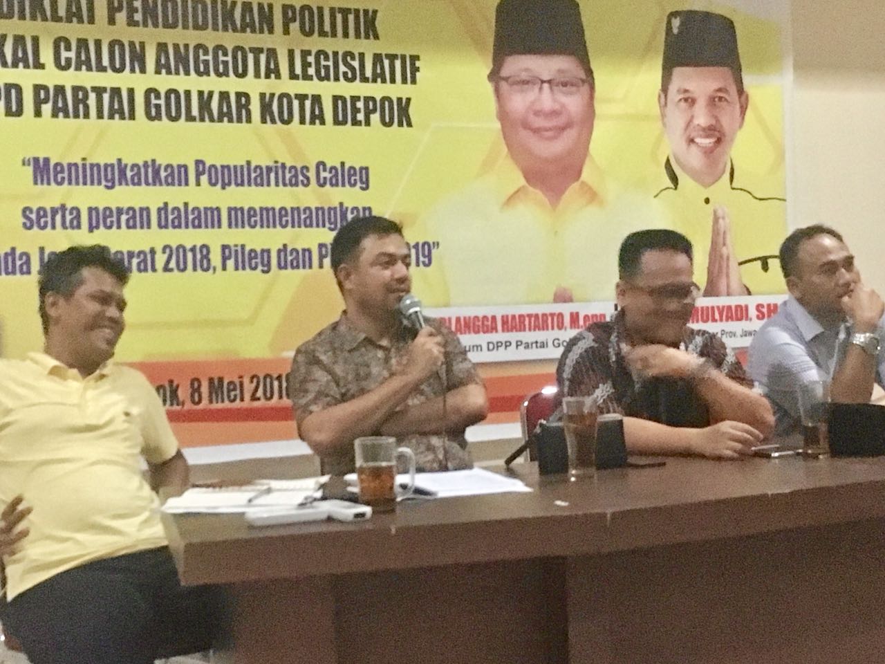 Ketua DPD Partai Golkar Kota Depok,  Farabi A. Rafiq didampingi panitia pelaksana Santunan 5.000 Anak Yatim Kota Depok. 