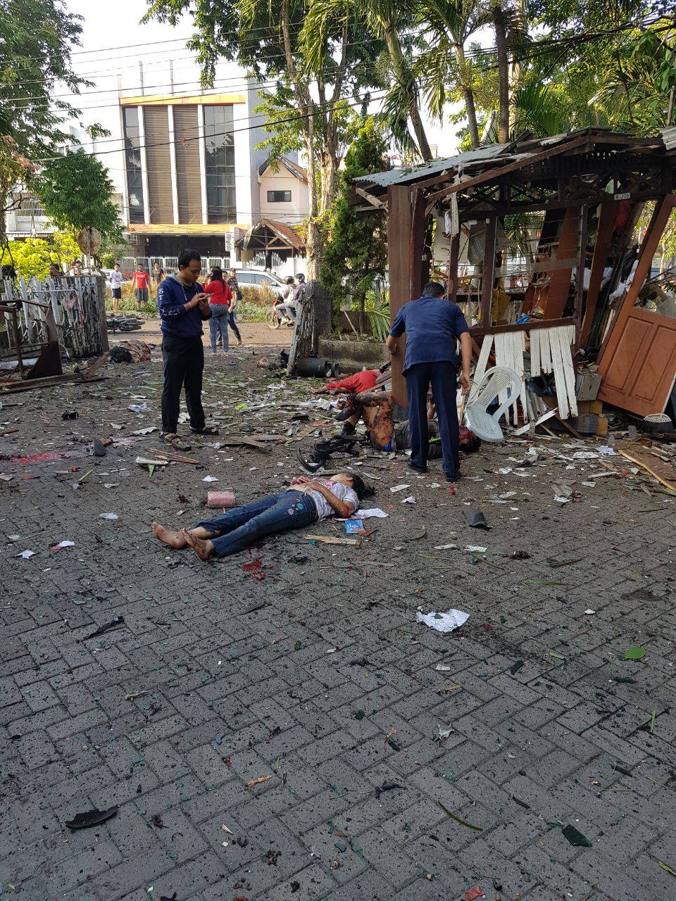 Bom bunuh diri meledak di  Gereja Santa Maria Surabaya. 