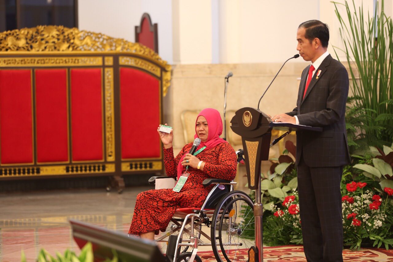 Presiden Joko Widodo berdialog dengan salah satu penerima manfaat program JKN-KIS di Istana. 