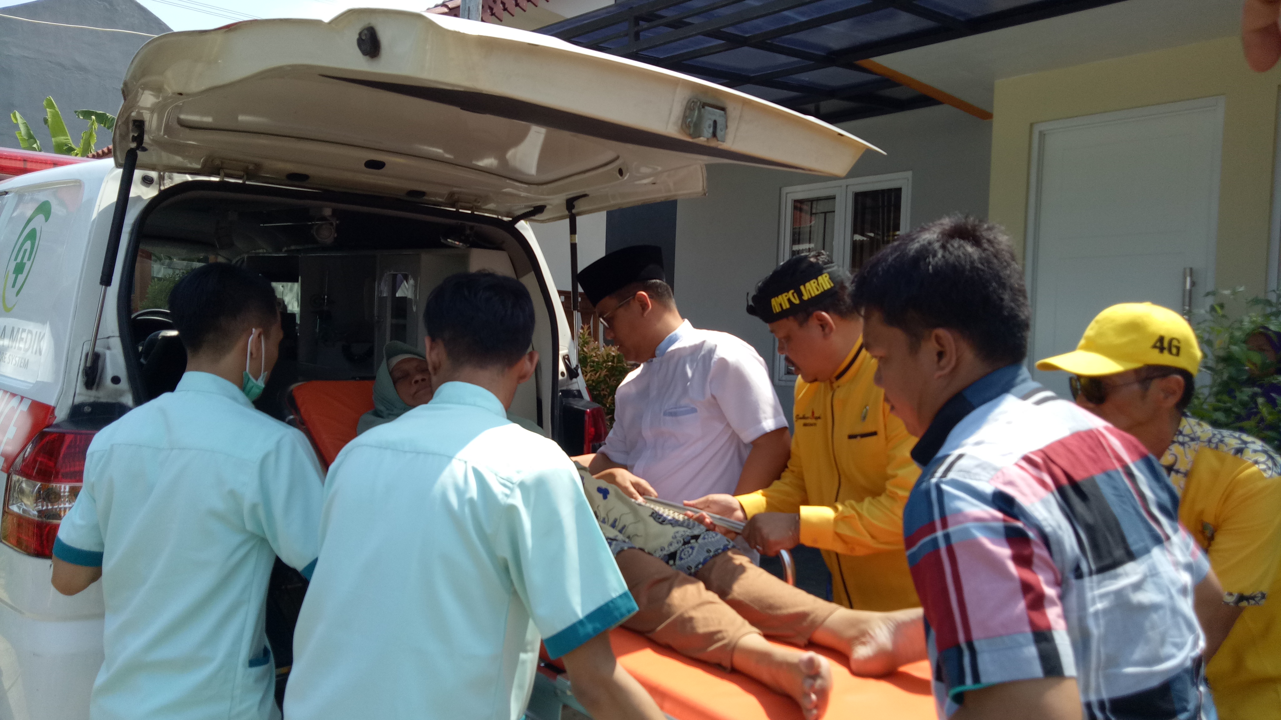 Salah seorang warga Kelurahan Krukut yang mengikuti acara pengobatan gratis terpaksa dirujuk ke RS Citra Arafiq. 