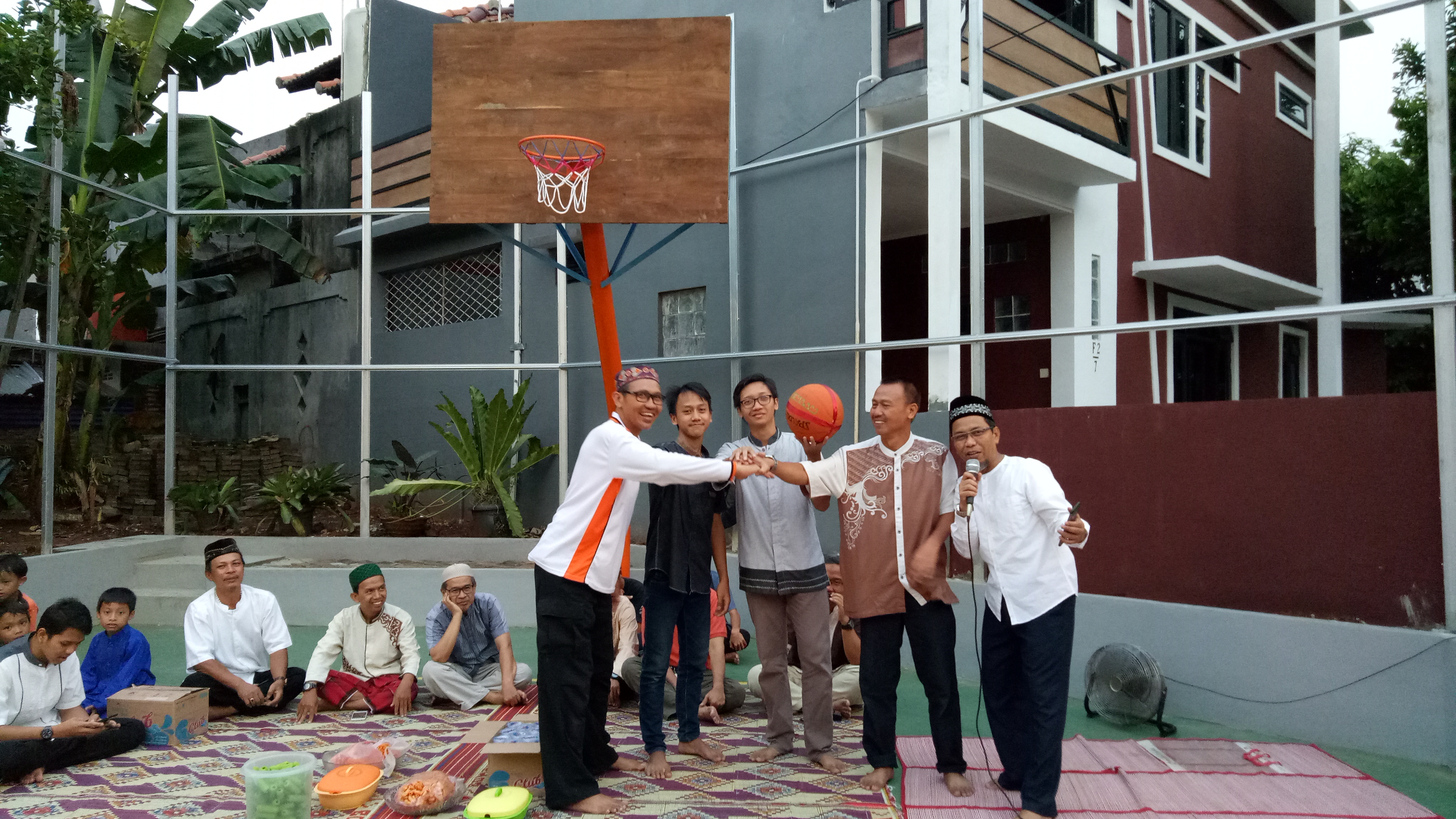 Penyerahan bola basket menandai peresmian lapangan basket di RT 01/11 Perumahan Bukit Rivaria Sawangan Depok. 