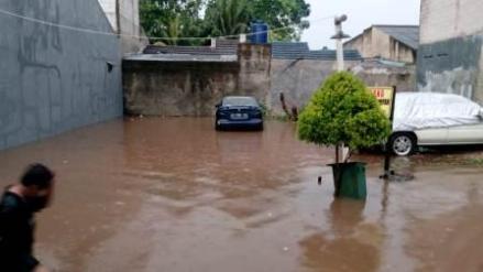 Perumahan Vila Anri di Mampang, Pancoran Mas kerendam banjir akibat jebolnya tanggu kali Pesanggarahan.