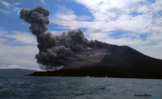 Gunung Anak Krakatau terus mengalami erupsi.