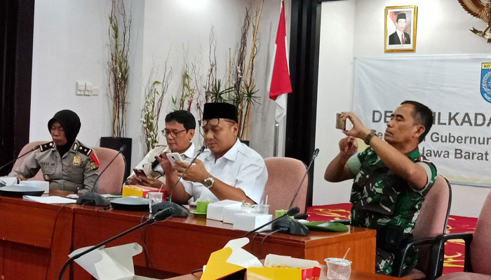 Wakil Walikota Depok Pradi Supriatna didampingi Sekda Kota Depok Hardiono meninjau ruang pusat penghitungan suara Pilgub Jabar.