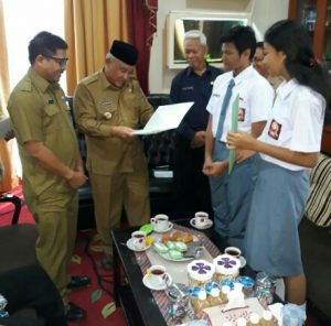 Walikota Depok Mohammad Idris menerima 2 pelajar Depok yang akan memperkuat tim paduan suara Gita Bahana Nusantara Jabar yang akan tampil di sidang paripurna DPR/MPR.