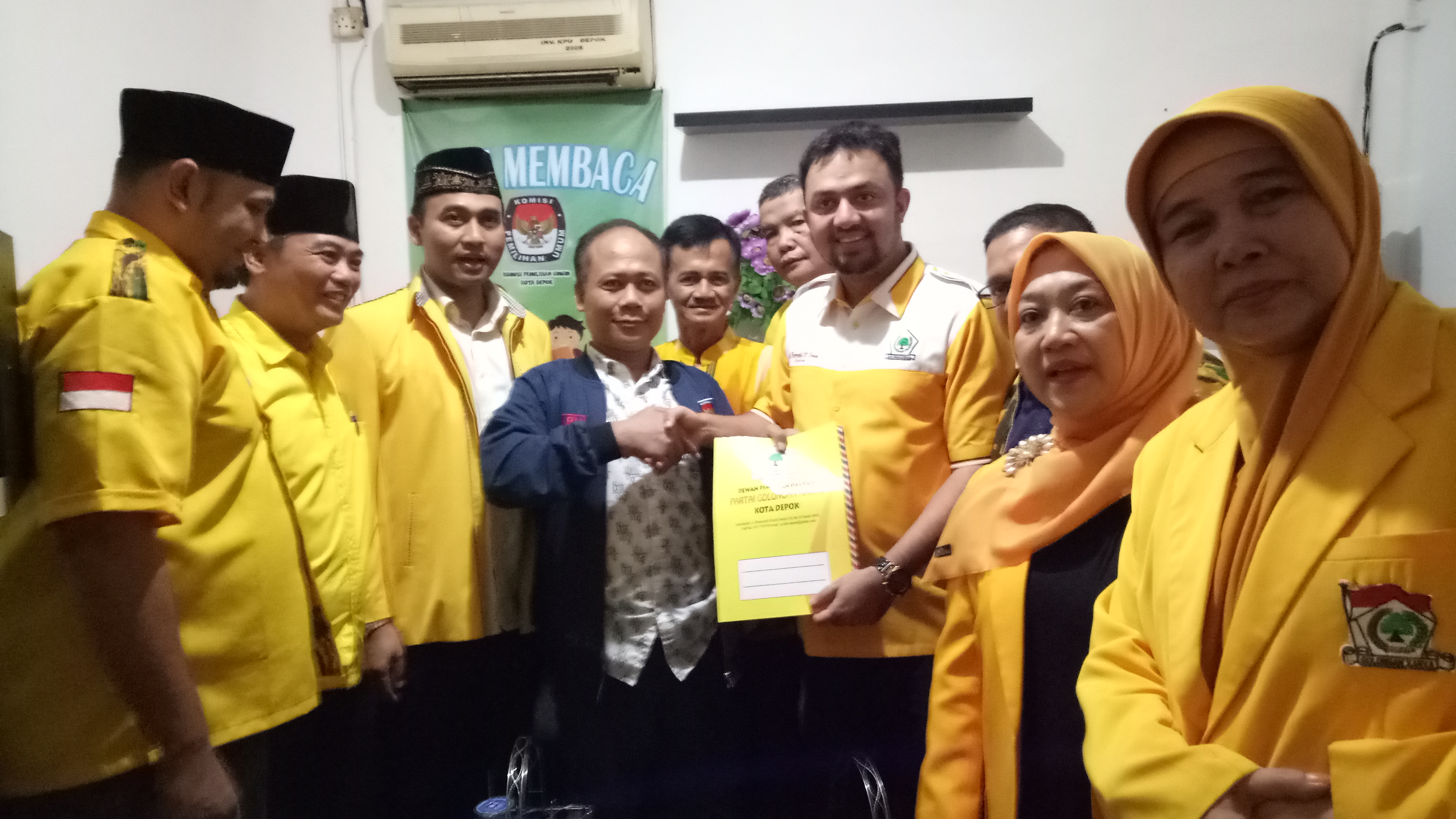 Ketua DPD Partai Golkar Kota Depok Farabi A. Rafiq didampingi Bacaleg menyerahkan berkas pendaftaran bacaleg ke komisioner KPUD Kota Depok,  Selasa (17/7/2018).