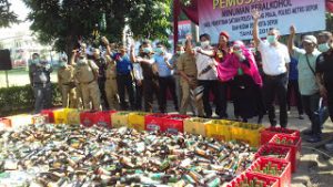 Sepuluh ribu botol minuman beralkohol dimusnahkan di halaman Balaikota Depok.