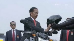 Presiden Jokowi bikin heboh karena naik motor membuka Asian Games di Gelora Bung Karno. 