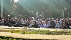 Ratusan warga Perumahan Bojong Depok Baru menggelar salat idul adha tadi pagi.