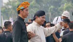 Jokowi dan Prabowo bergandengan tangan saat kampanye damai di Monas.