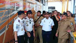 Kepala Badan Pengelolaan Transportasi Jabodetabek (BPTJ) Bambang Prihanton,  bersama Walikota Depok Muhammad Idris melihat ujicoba penggunaan Terminal Jatijajar Depok.