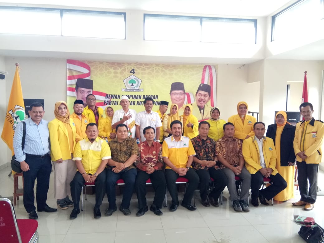 Komisioner KPU Depok foto bersama dengan jajaran pengurus DPD Partai Golkar Kota Depok.