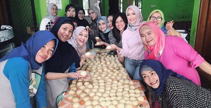 Chef Depok bersama APJI Depok membuat roti dan donad untuk kemudian diserahkan ke Dinas Sosial Kota Depok.
