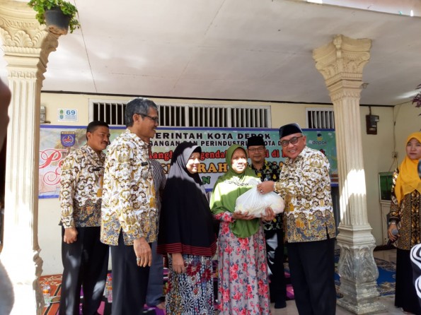 Walikota Depok secara simbolis menyerahkan paket sembako murah di Cinangka Sawangan.