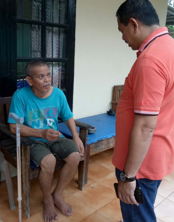 Despandri berdialog dengan warga yang terkena stroke 