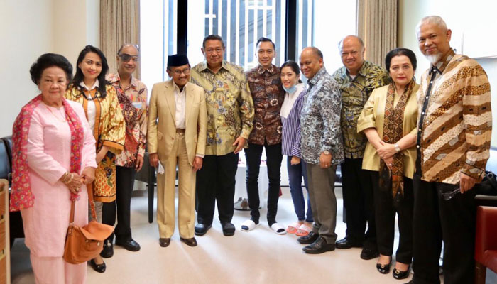 BJ Habibie bersama anak dan adik-adiknya menjenguk Ani Yudhoyonoyang tengah dirawat di Singapura.