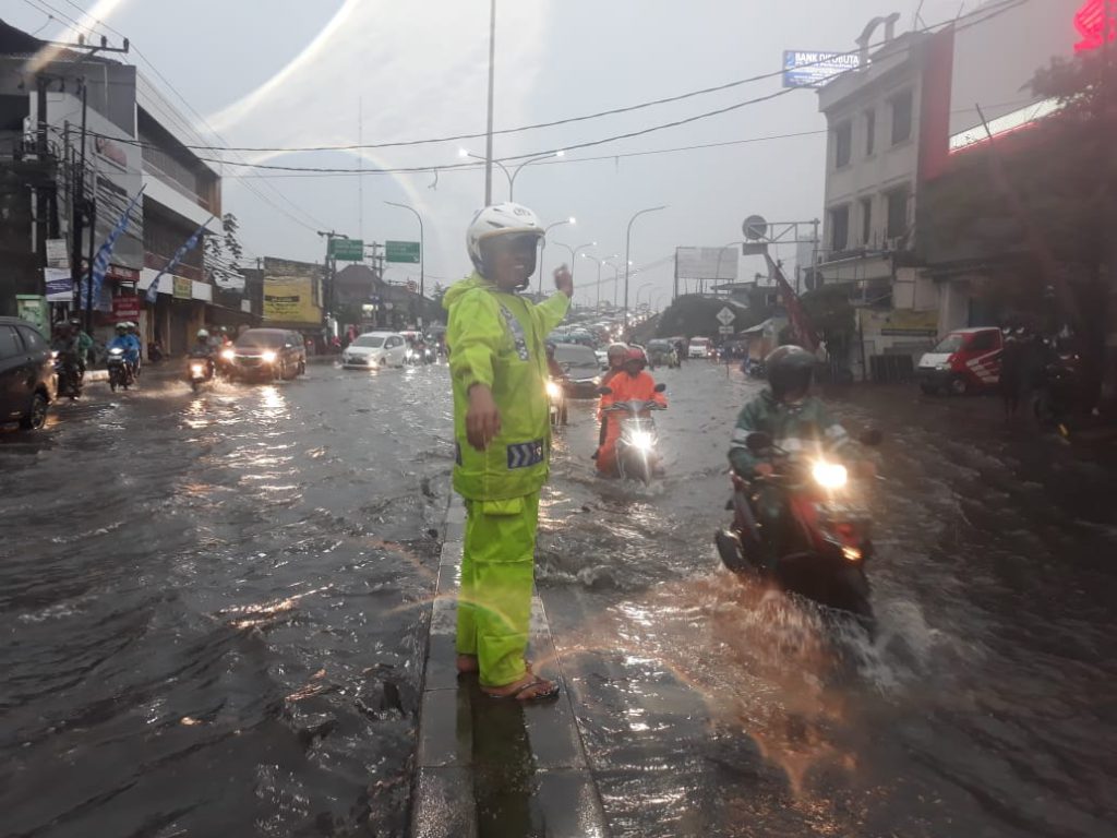 Hujan Deras Melanda Kota Depok, Banjir, dan Longsor di Mana-mana