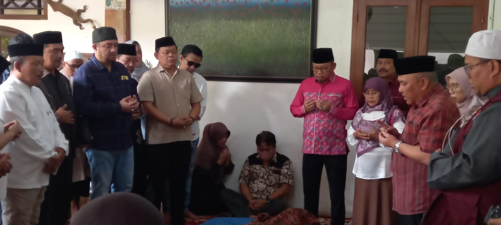 Wali Kota Depok Mohammad Idris bersama Ketua DPRD Kota Depok saat berdoa di rumah duka Rezky M.Noor.